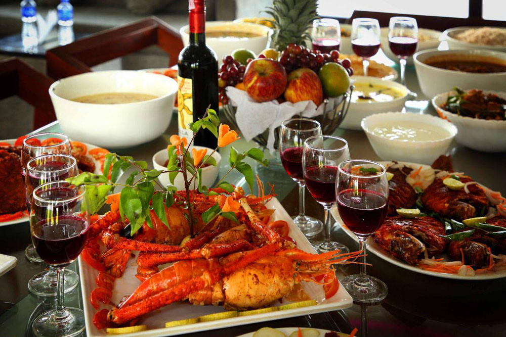 Traditional Kerala cuisine served on a luxury houseboat in Alleppey, freshly prepared onboard amid scenic backwater surroundings.