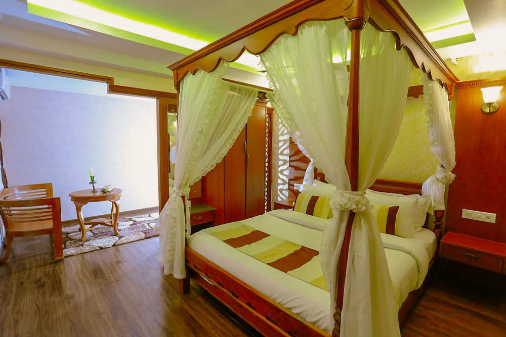 Luxurious and cozy bedroom on Southern Panorama houseboat in Alleppey with elegant décor and scenic backwater view"
