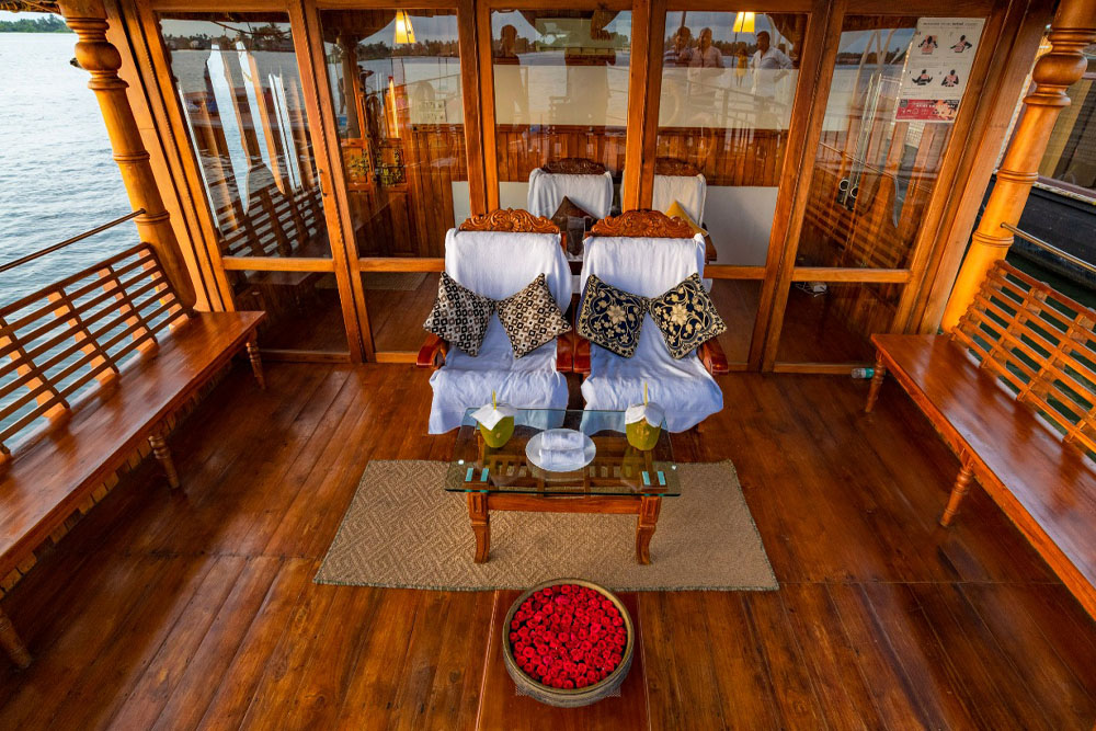 Fresh Kerala lunch served on a luxury Alleppey houseboat