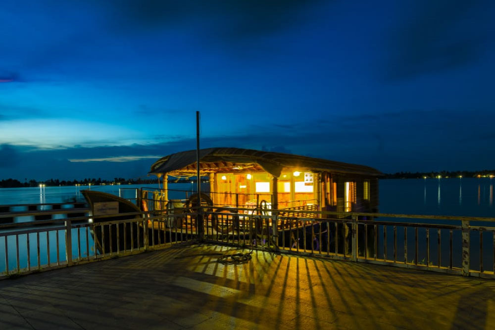 Luxury Southern Panorama Cruises houseboat sailing through the calm backwaters of Alleppey with palm-lined canals and scenic Kerala village views.