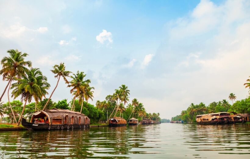 Kerala travel packages by Travelnote Holidays featuring Munnar hills, Alleppey houseboats, Thekkady wildlife, and scenic holiday destinations.